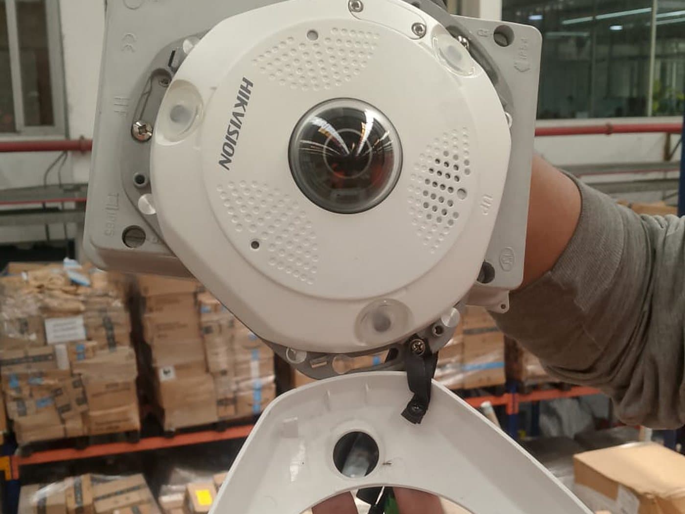 Cámara panorámica Hikvision con su caja de conexiones, antes de montarla sobre la columna.